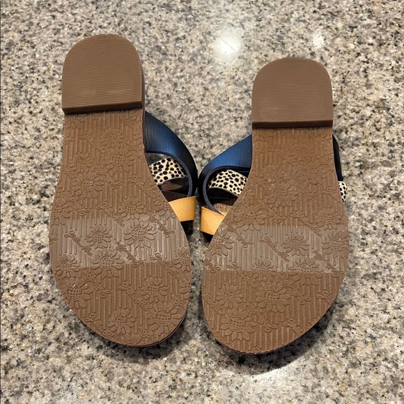 Yellow Box Leopard and Black Sandals size 8 - Picture 6 of 7